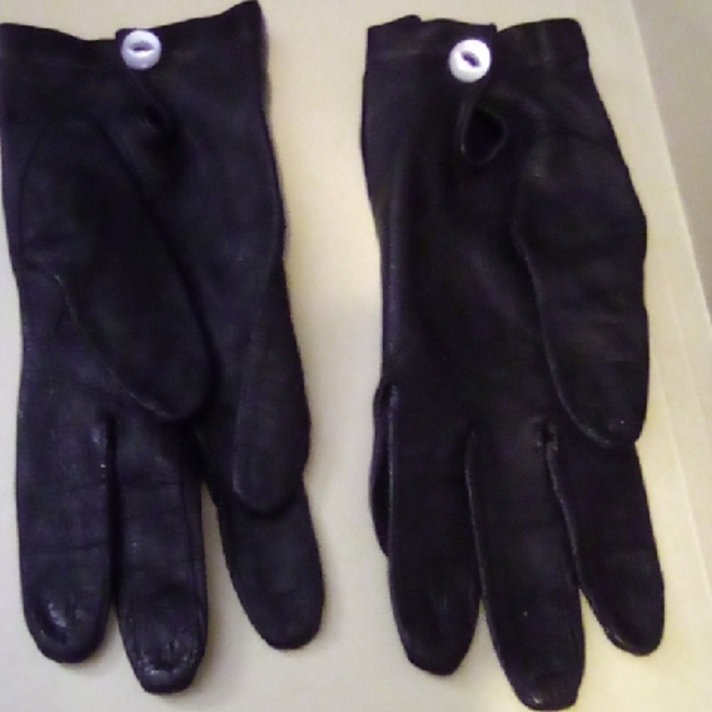 Fine Italian Leather Petite Gloves In Excellent Unused Condition.
